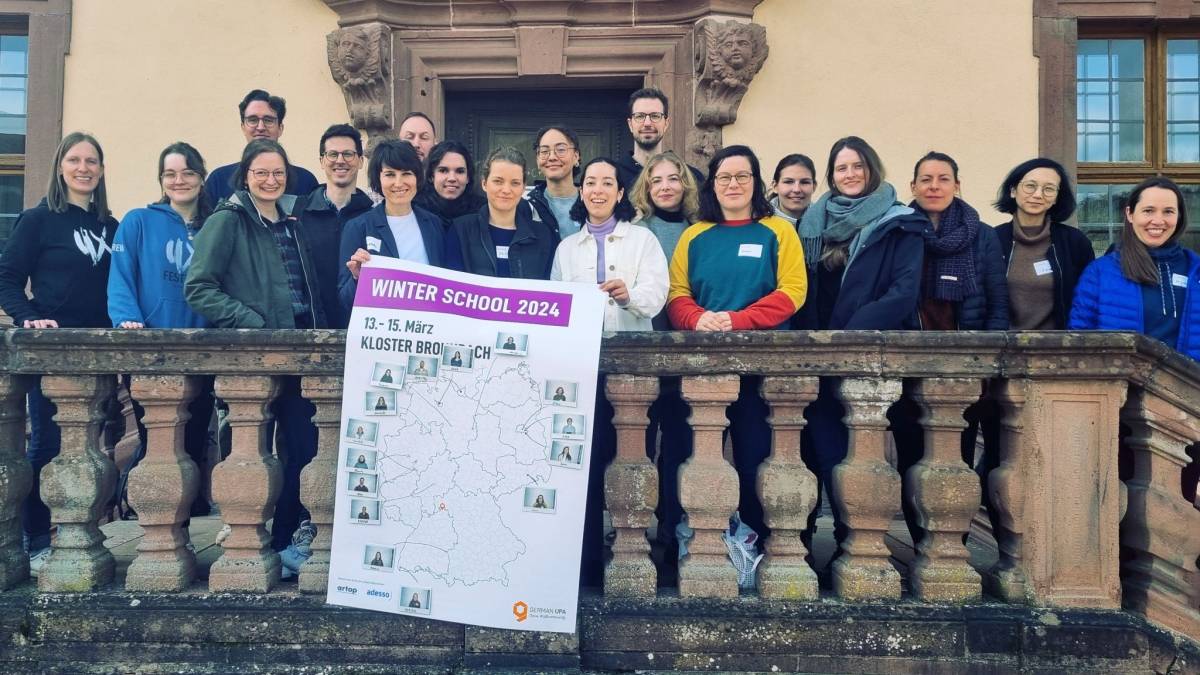 Winter School 2024 - Gruppenbild vor dem Hotel