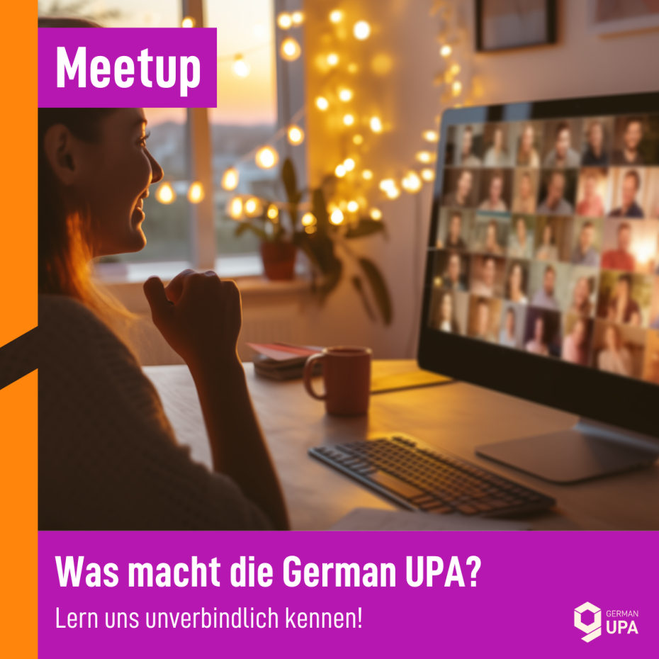 Frau sitzt vor einem Monitor in einem Online-Meeting mit vielen anderen freundlichen Menschen