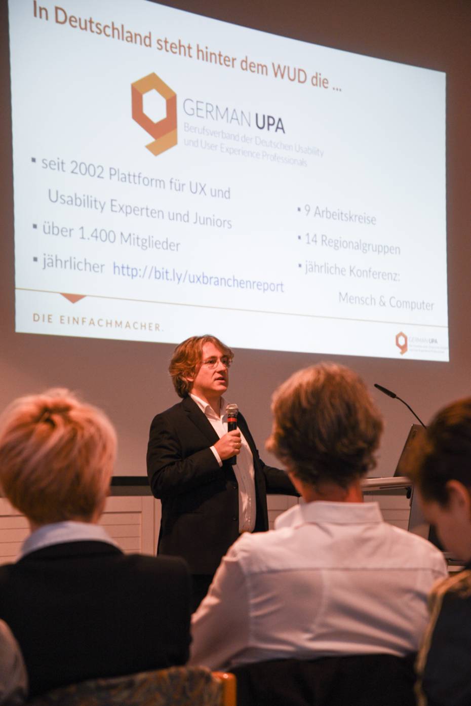 Teilnehmer vor einer Präsentation