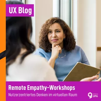 Zwei Frauen im Gespräch, eine hält ein Klemmbrett und hört zu.