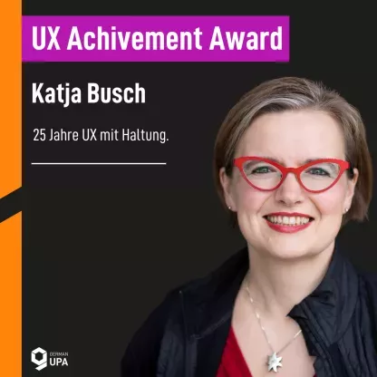 Porträtfoto einer lächelnden Frau mit kurzen Haaren und auffälliger Brille. Rechts unten ihr Foto, links oben Text: „UX Achievement Award“, darunter „Katja Busch“ und „25 Jahre UX mit Haltung.“ Links unten Logo mit sechseckigem Symbol und Text „German UPA“. Hintergrund dunkel mit orangem Streifen am linken Rand.
