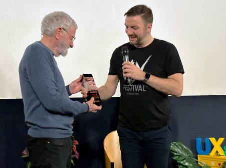 Don Norman (links) hält stolz den &quot;UX Legend Award&quot; in den Händen. Neben ihm steht Thomas Jackstädt, Vizepräsident der German UPA, der ihm den Preis überreicht hat.