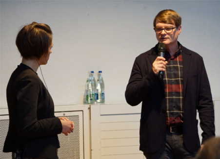 Christian Rudolph nimmt eine Frage von Fr. Pro. Dr. Carolin Wienrich entgegen